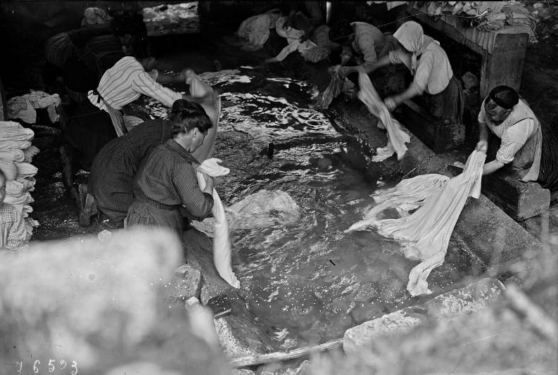 femmes-lavant-du-linge-au-lavoir-agence-Rol-en-1922